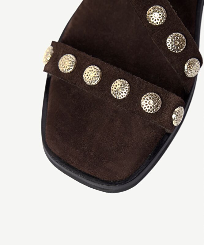 Aksesuarlı Süet Sandalet