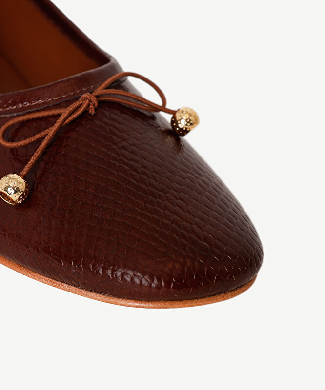 Fiyonk Detaylı Deri Babet