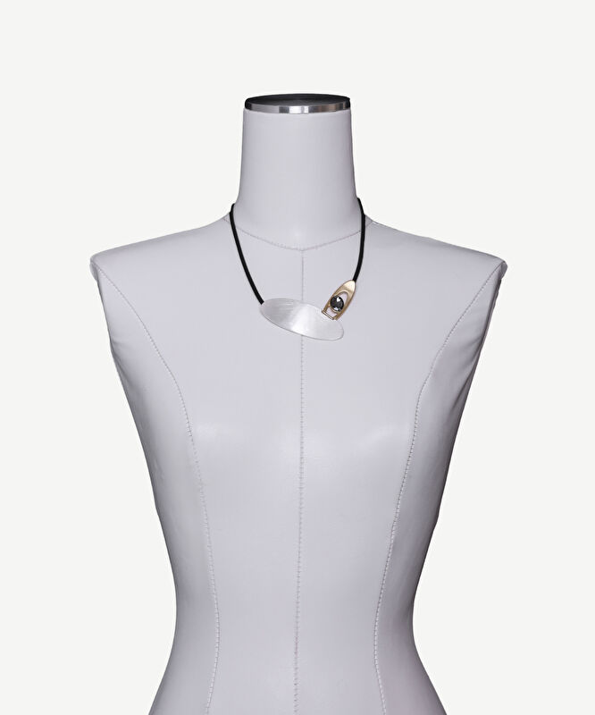 Metal Aksesuar Detaylı Kolye