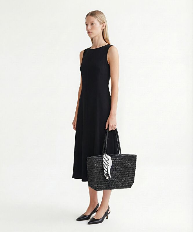 Dar Kayık Yaka Kolsuz Elbise