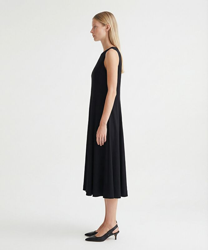 Dar Kayık Yaka Kolsuz Elbise