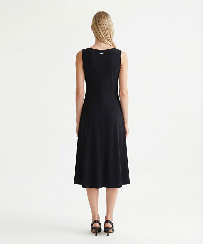 Dar Kayık Yaka Kolsuz Elbise