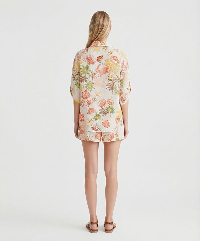 Geniş Gömlek Yaka Kısa Kol Gömlek