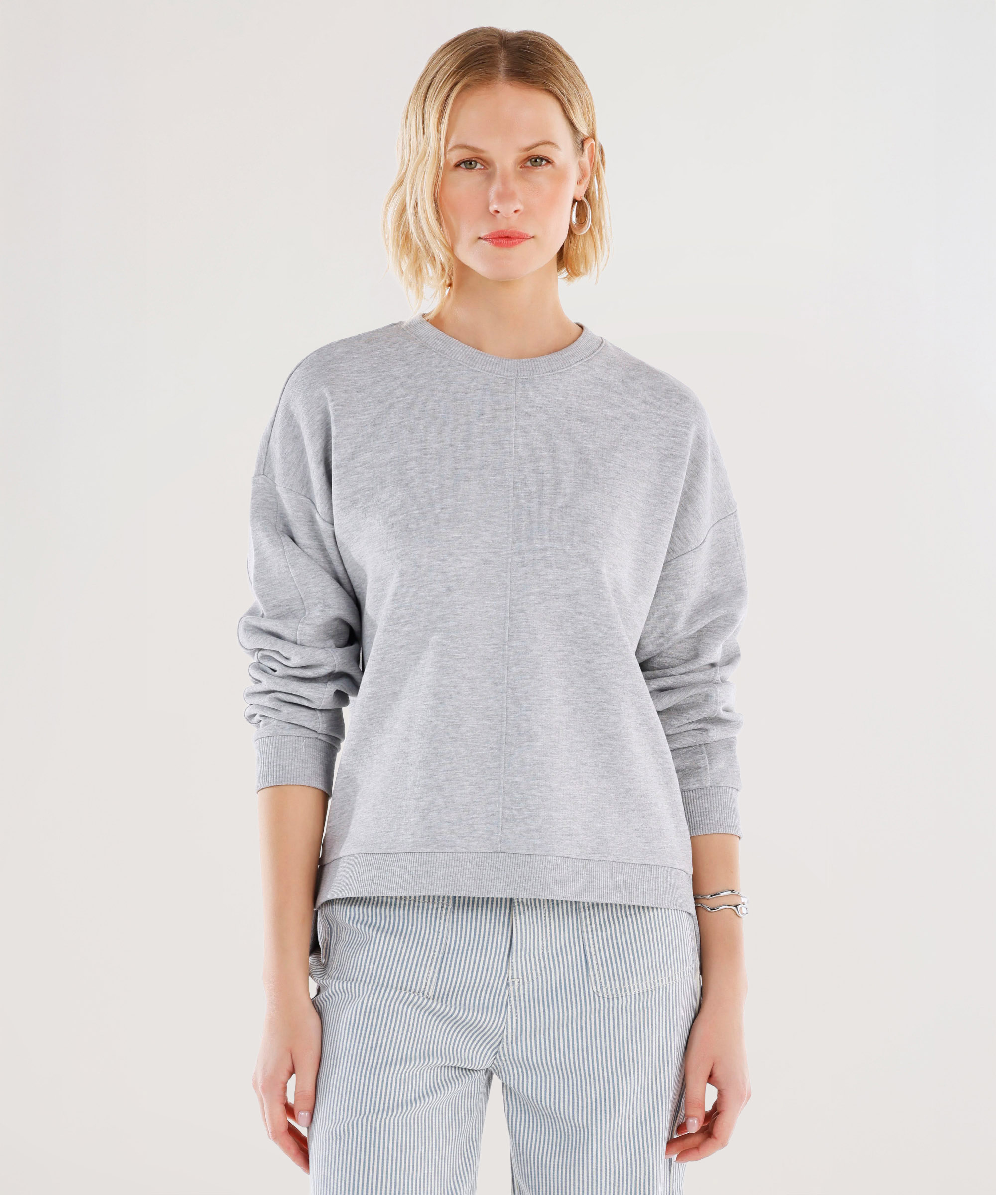 Yargıcı Gri Dikiş Ve Yırtmaç Detaylı Bisiklet Yaka Sweatshirt